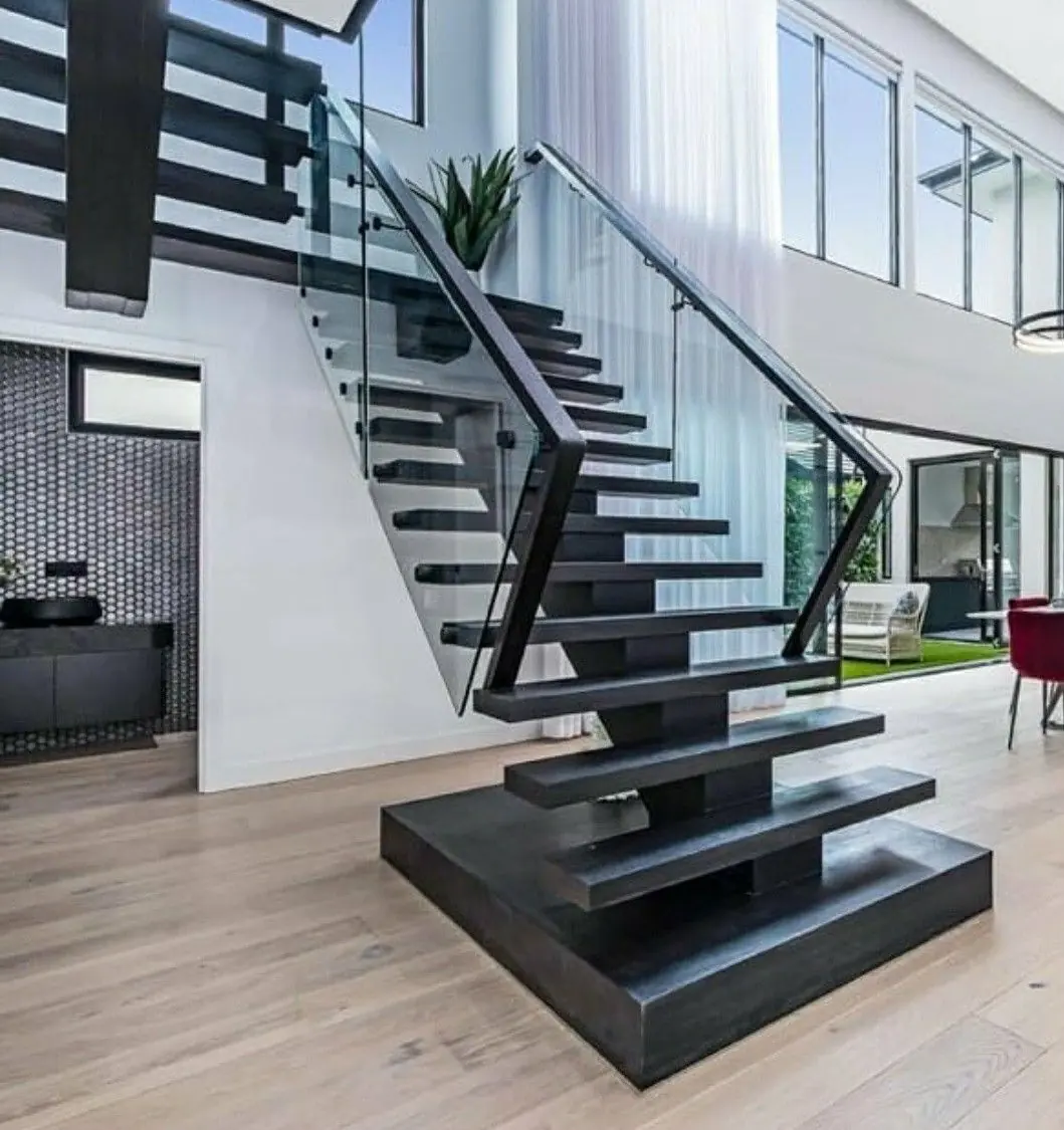 Corrimão e guarda-corpo em aplicação residencial — outra configuração