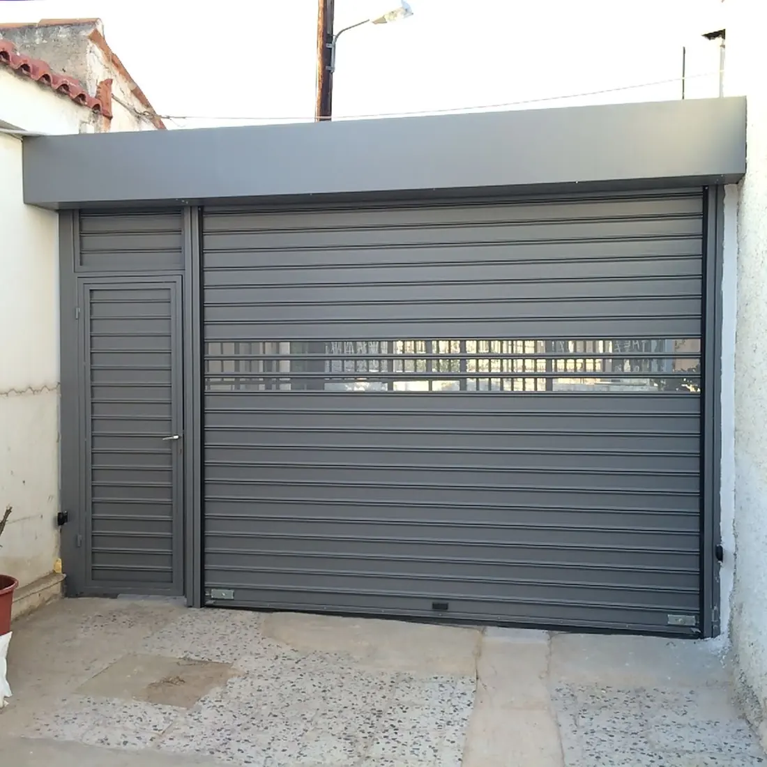 Portão metálico e composição da entrada residencial