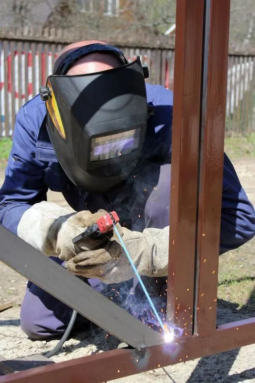 Trabalho de serralheria e reparo de componentes metálicos